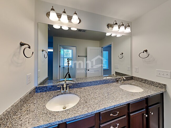 Building Photo - 320 Bourne St