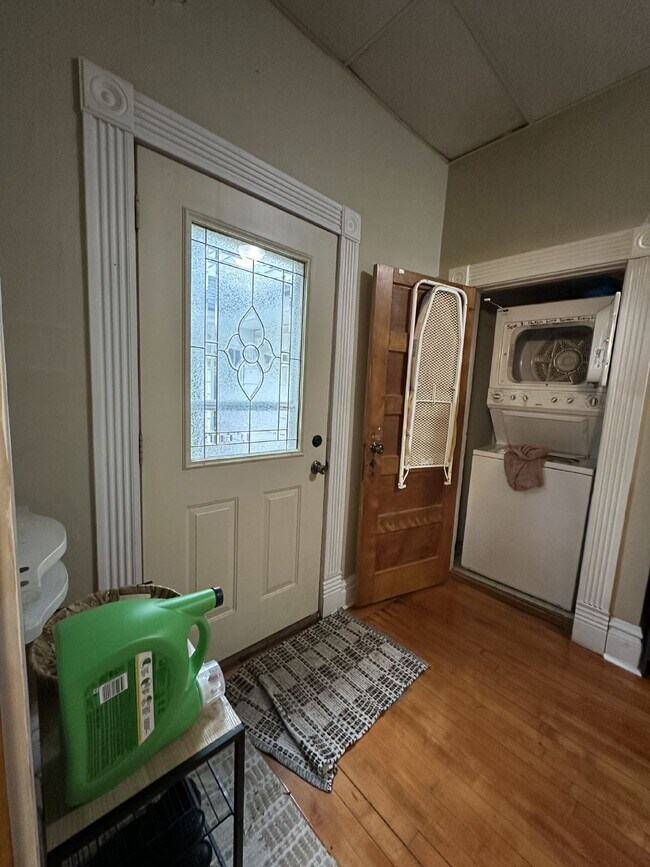 Building Photo - Nice 3 Bed 1 Bath near UWEC! Available Jun...