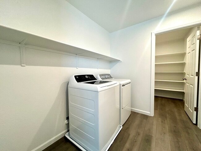 Building Photo - Beautiful Newer 4 Bedroom 3 Bathroom with ...