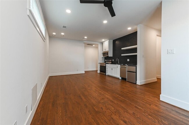 Building Photo - 425 W 21st St