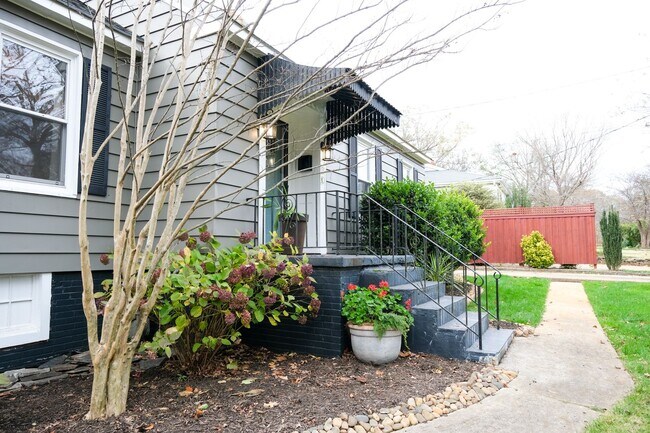 Building Photo - Charming 3 Bedroom, 2 Bath Home in Prime Greenville Location!