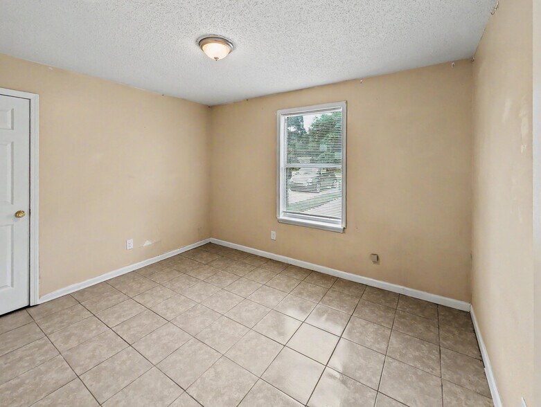 Building Photo - 1007 Winton Ave