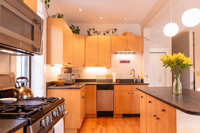 Building Photo - Beautiful 1 Bedroom In One Of Portlands Most Historic Buildings