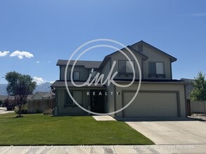 Building Photo - Gorgeous Chichester Home