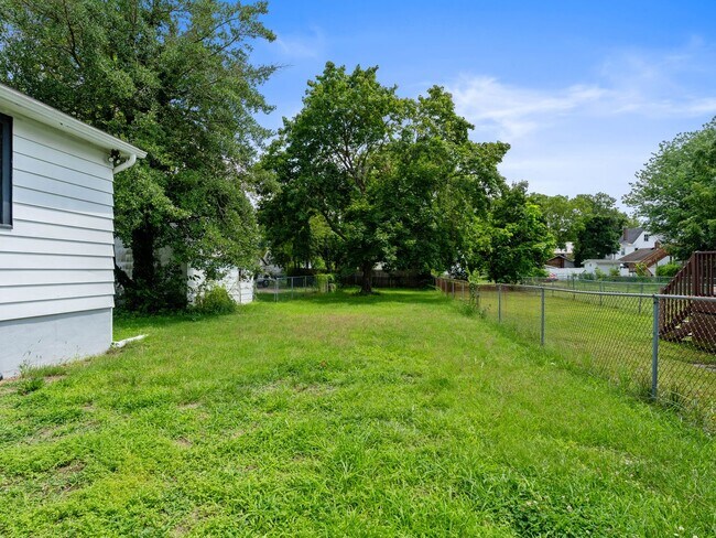 Building Photo - Renovated 3-Bedroom Apartment with Bonus Finished Attic & Spacious Shared Backyard