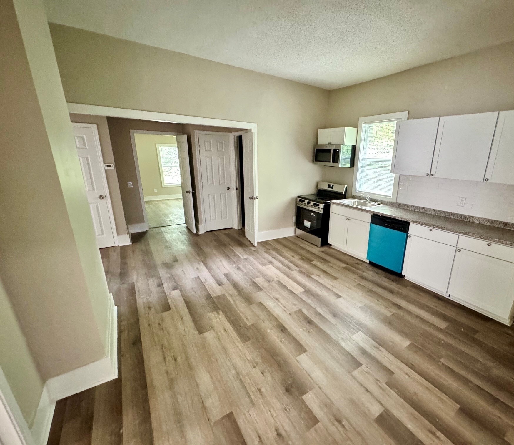Kitchen - Stove/Range, Microwave, Refrigerator, and Dishwasher Included - 2562 School Ave