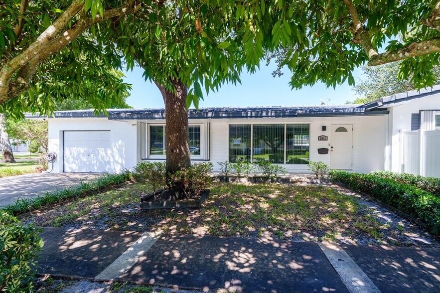 Primary Photo - 2011 N 43rd Ave