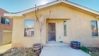 Building Photo - Centrally located 3 bed 3 bath home.