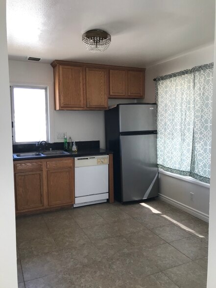 Kitchen - 1219 Savona Pl