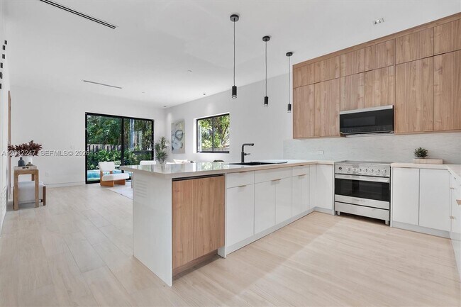 Building Photo - 4715 N Miami Ave