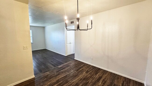 Building Photo - Updated Charming 2 Bed Condo