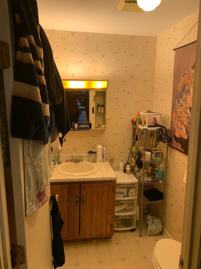 Building Photo - 3 bd/1.5 bath Charming Home just 4 blocks from IU Jacob's School of Music - Available August 2026!