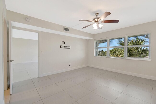 Building Photo - 3121 NE 51st St