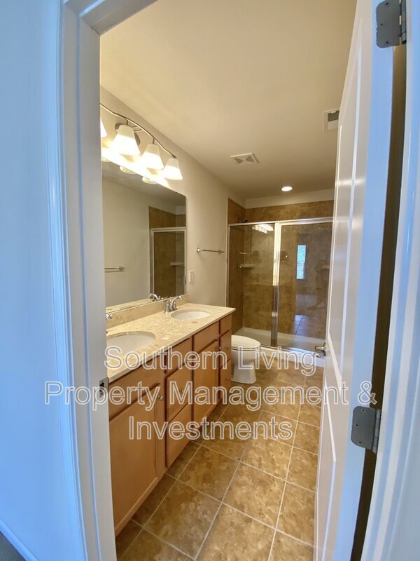 Building Photo - 2601 Silverthorn Dr
