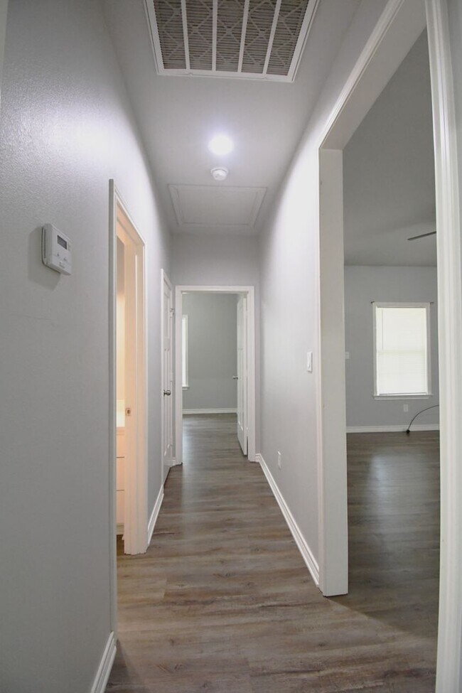 Building Photo - Gorgeous 3 Bedroom, 2 Bath Duplex in Arp