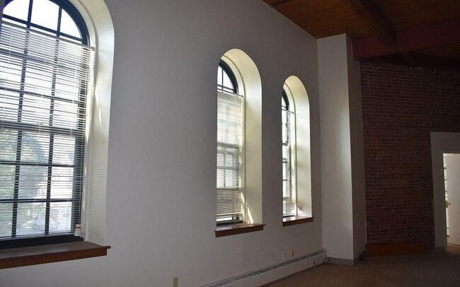 Building Photo - 140 Russ St