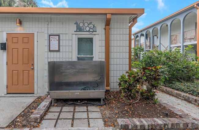 Building Photo - 4350 W Kennedy Blvd