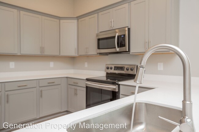 Building Photo - 4 br, 2.5 bath House - 566 Strong Avenue