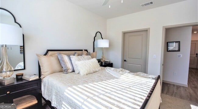 Building Photo - 2250 Oak Rd SW