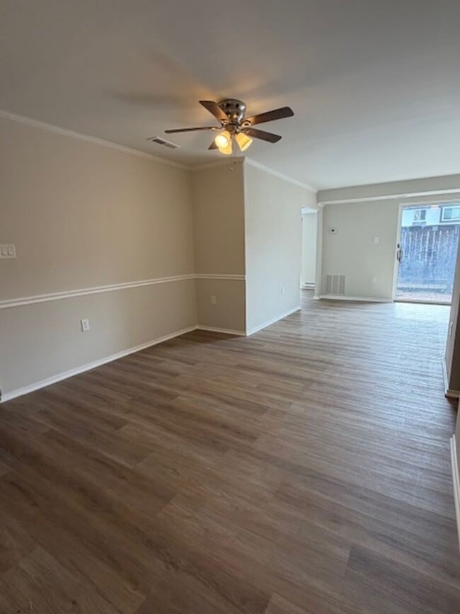 Building Photo - SPACIOUS 2 BEDROOM 2 BATH CONDO IN CENTER CT