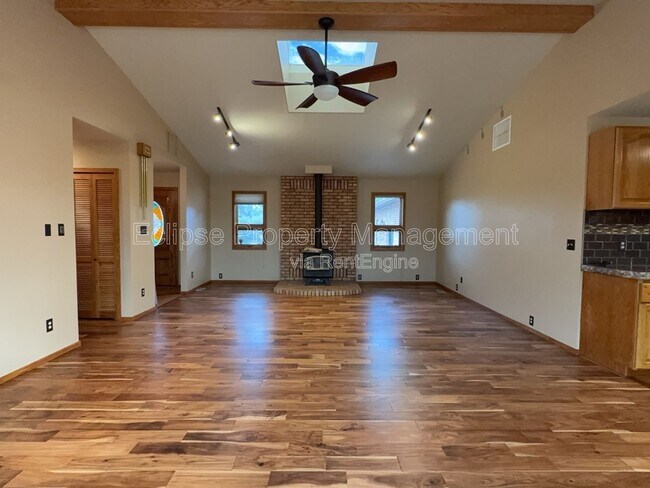 Building Photo - 2737 Sierra Vista Dr