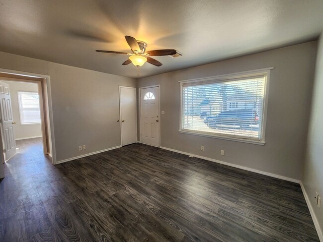 Building Photo - Cute 2 bed 1 bath house with 1 car garage