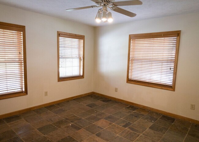 Building Photo - Spacious Home in Sugar Grove With Easy Access to Boone