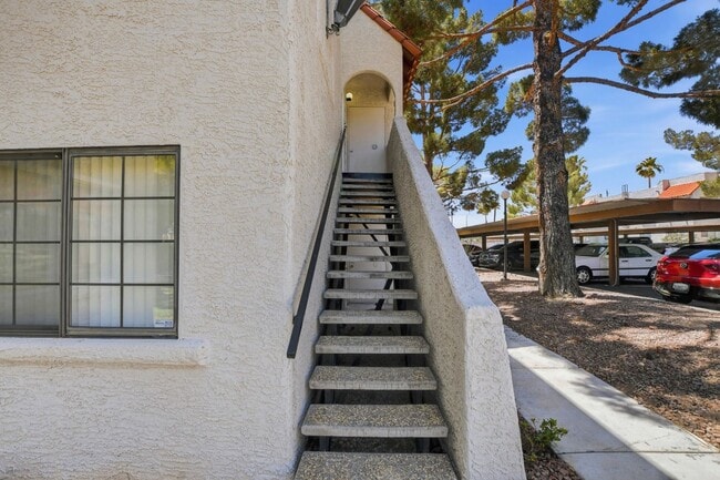 Building Photo - Upgraded 2 bedroom 2 bath upstairs condo