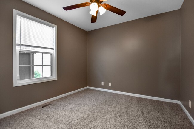 Building Photo - Pet Friendly Three Bedroom!