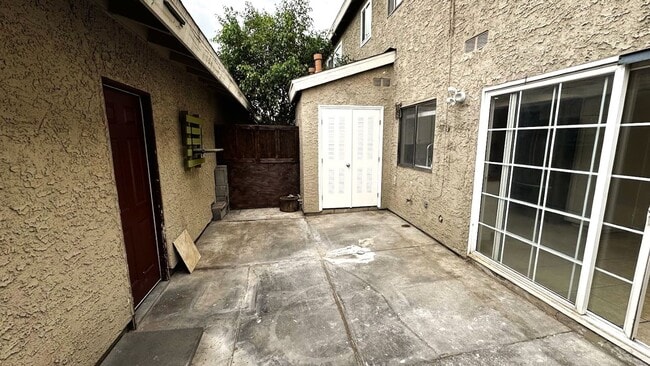 Building Photo - Modern Renovated 3-Bedroom Townhome in Gated Montclair Community | Pet-Friendly | 2-Car Garage | ...