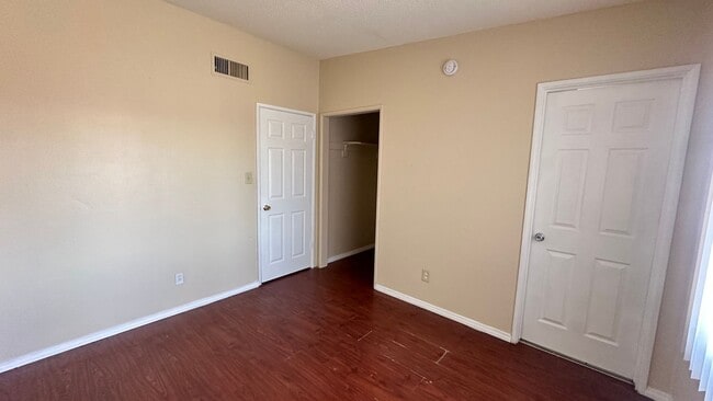 Building Photo - 3 BEDROOMS 2 BATHROOMS HOUSE AVAILABLE FOR...