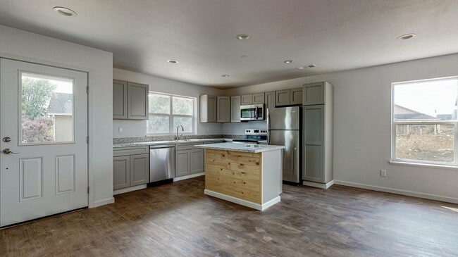 Building Photo - 2352 Karen Ct