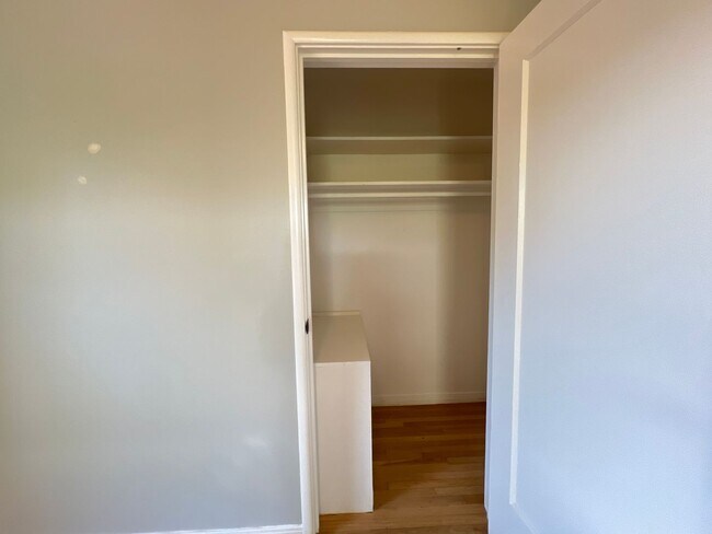 Building Photo - 2 Bedroom/1 Bath Available in Oakland!
