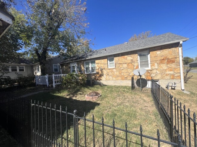 Building Photo - COMING SOON: Cute 3 bedroom, 2 bathroom ho...