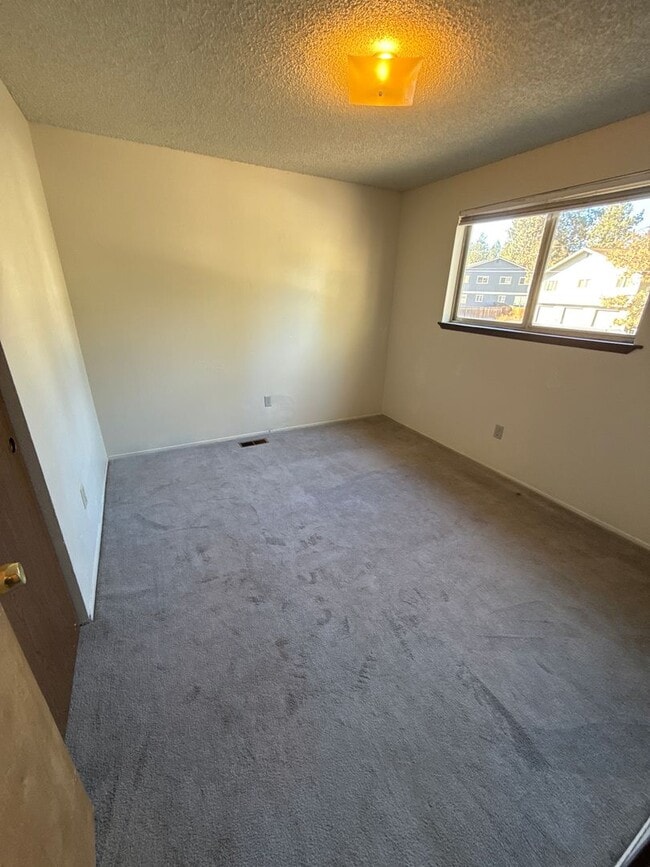 Building Photo - cente