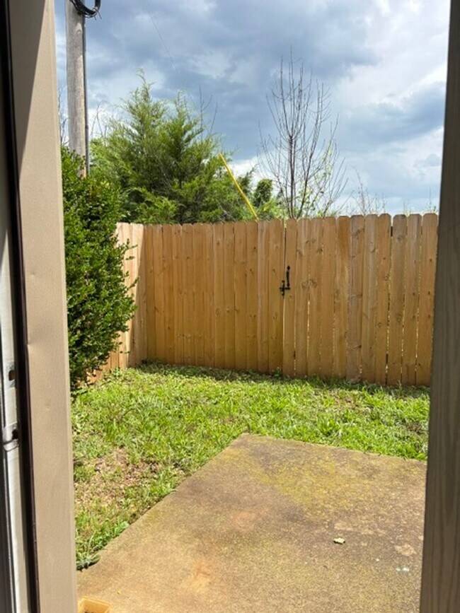 Building Photo - Ozark~ 4 bedroom walkout basement duplex for rent!