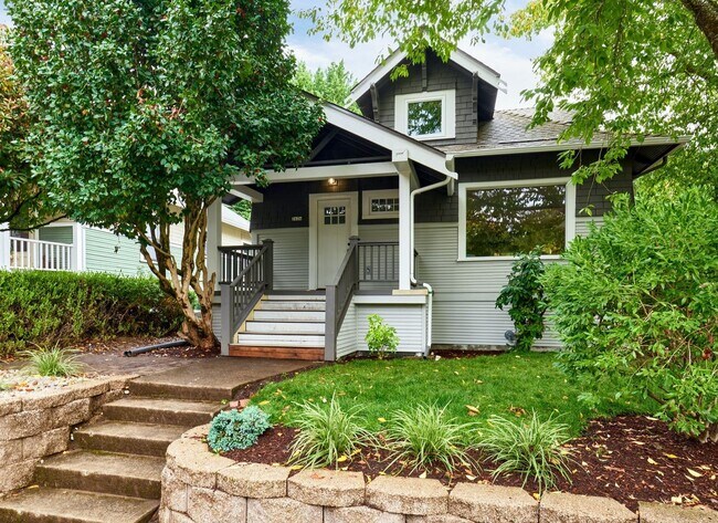 Building Photo - 4 Bed, 3 Bath Remodeled Home Near Mt Tabor Park!