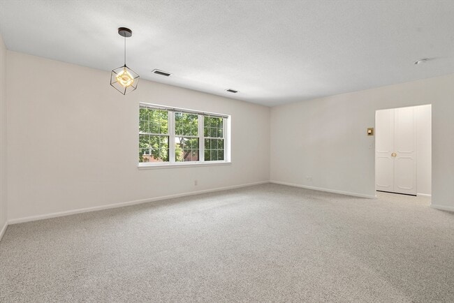 Building Photo - 10 Lake Shore Ct
