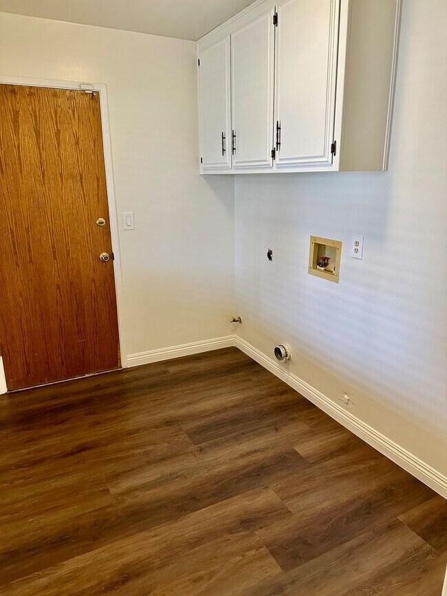 Building Photo - 9913 Spring Oak Dr