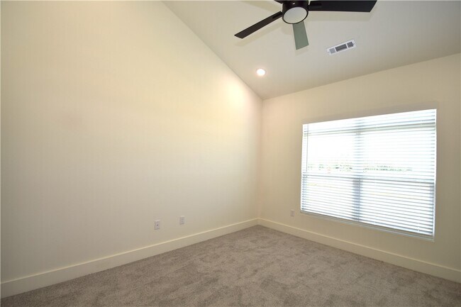 Building Photo - 401 Azurite Rd