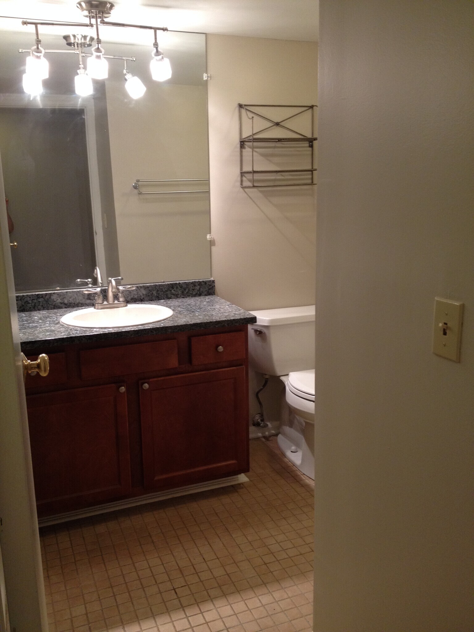Building Photo - 991 Manor Ln