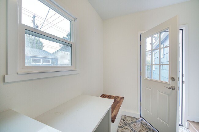 Building Photo - 3bd/1.5ba Seattle House