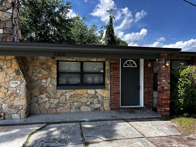 Building Photo - Charming, Newly Renovated 3-Bedroom Home w...