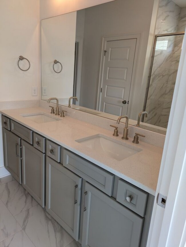 Building Photo - 5025 Greentree Dr