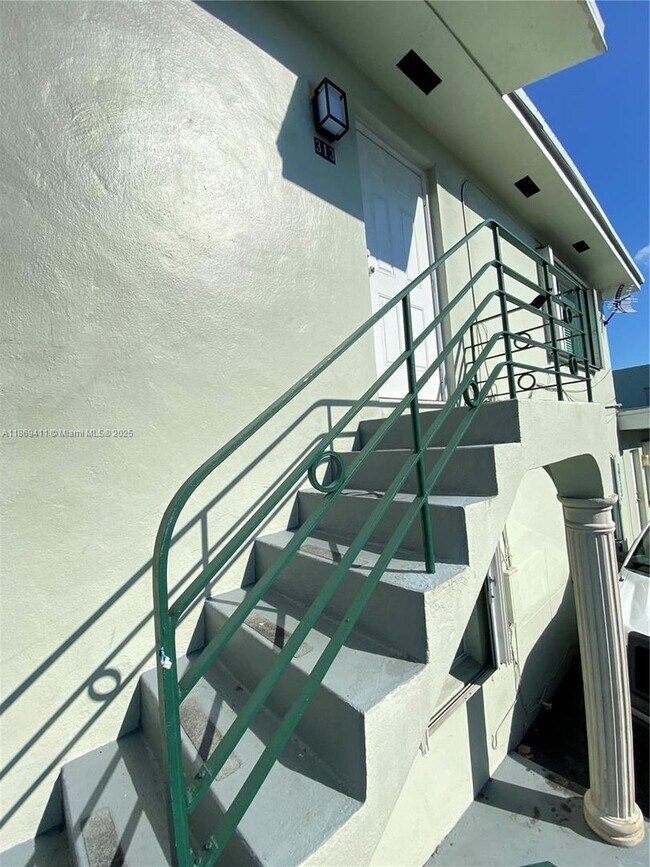 Building Photo - 311 SW 27th Ave