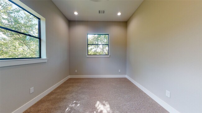 Building Photo - 806 E 39th St