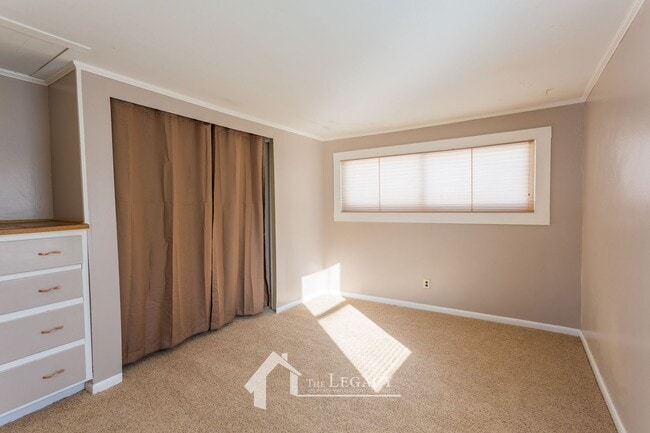 Building Photo - 250 Siskin St