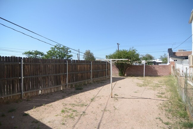 Building Photo - Charming 1 Bedroom  1 Bath Duplex! South Tucson Location!