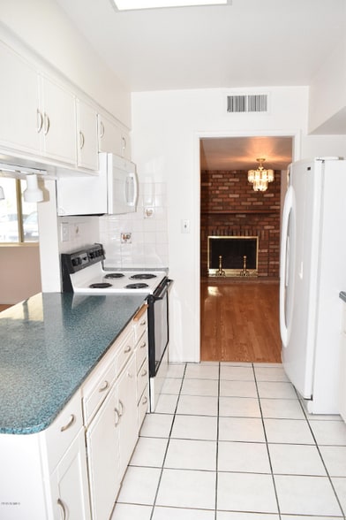 Building Photo - 12231 N Cherry Hills Dr W