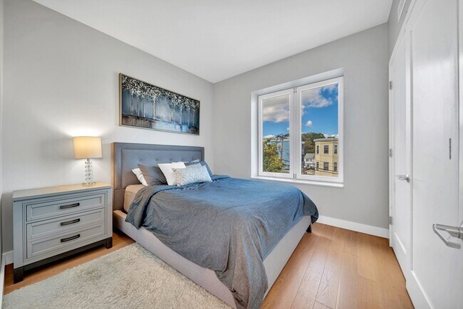 Building Photo - 932 Broadway